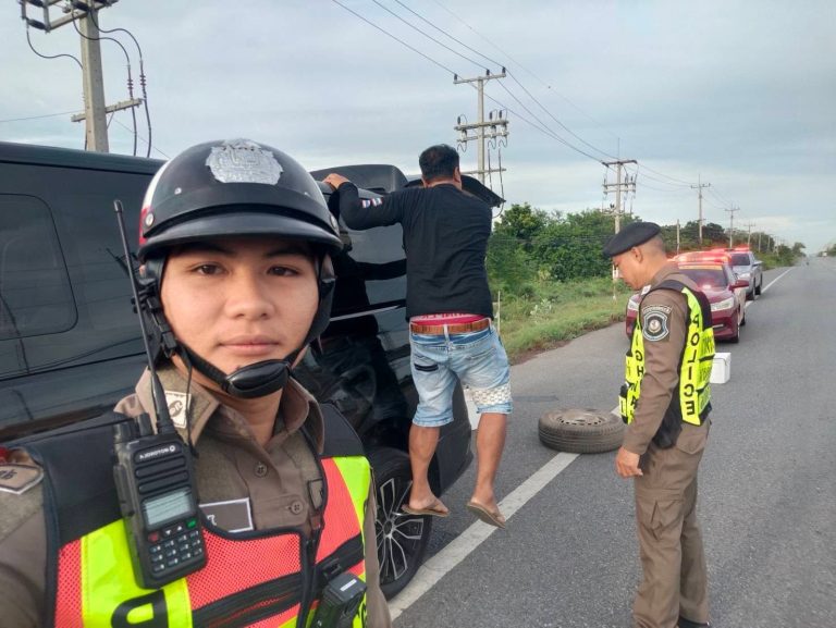 ตำรวจจราจรช่วยเหลือประชาชน