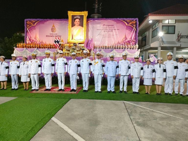 ร่วมกิจกรรม พิธีถวายเครื่องราชสักการะและวางพานพุ่ม และพิธีจุดเทียนชัยถวายพระพรชัยมงคล